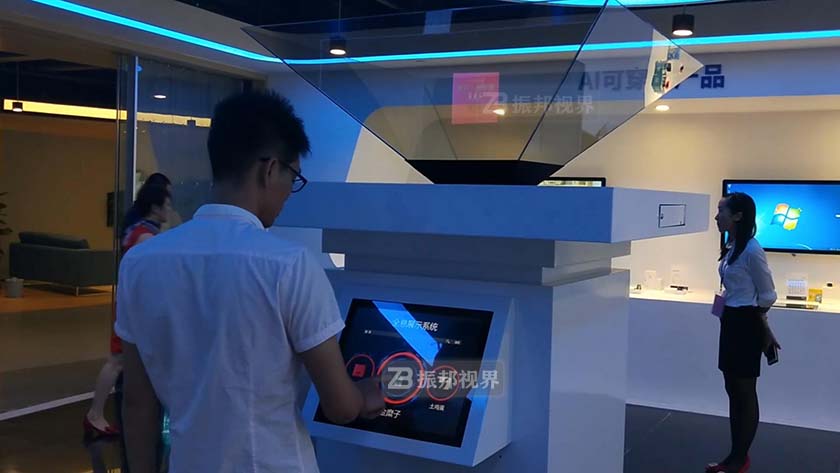 全息展示柜 工業(yè)展廳中的全息展示柜