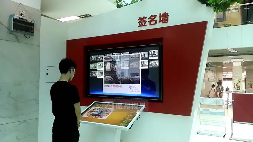 電子簽名拍照系統(tǒng) 展廳中的電子簽名拍照系統(tǒng)