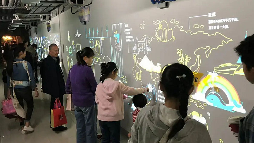 互動投影墻 觀眾與互動投影墻進行互動