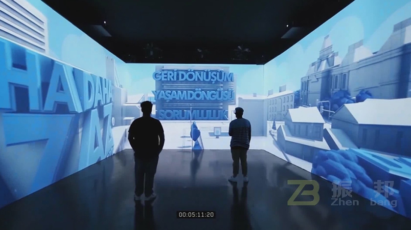 折幕投影技術(shù)實現(xiàn)沉浸式體驗空間 折幕投影技術(shù)實現(xiàn)沉浸式體驗空間