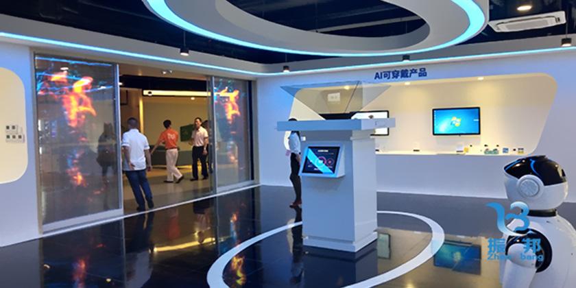 企業(yè)展廳中的全息展示柜展示產(chǎn)品信息 企業(yè)展廳中的全息展示柜展示產(chǎn)品信息