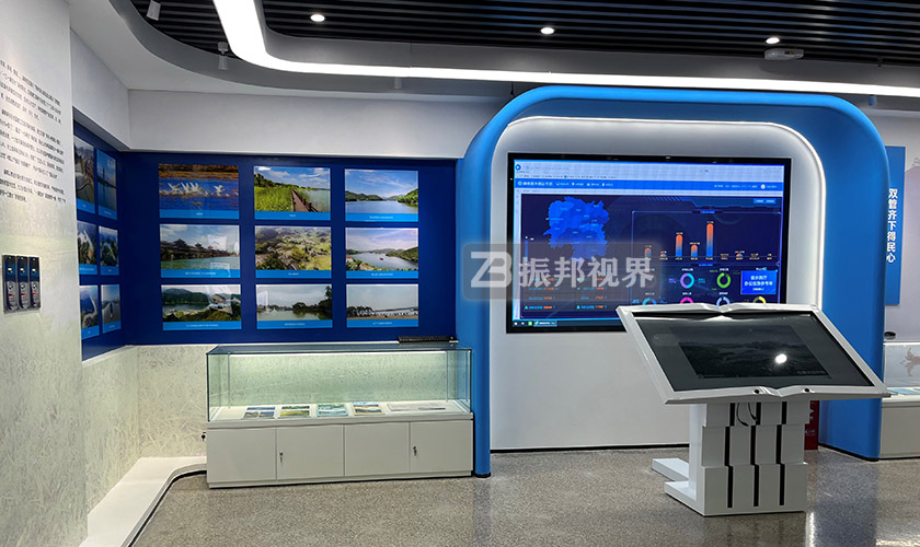 展廳內(nèi)的雙屏聯(lián)動(dòng)展項(xiàng) 展廳內(nèi)的雙屏聯(lián)動(dòng)展項(xiàng)