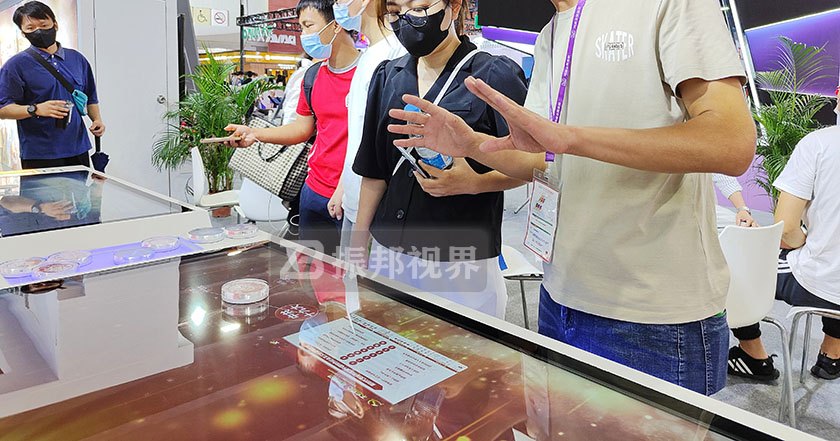 行業(yè)臨展中的物體識別桌效果展示 行業(yè)臨展中的物體識別桌效果展示