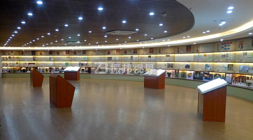 史館展廳中的虛擬翻書 史館展廳中的虛擬翻書