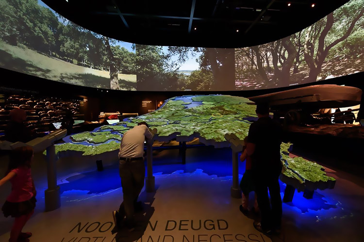 多媒體數(shù)字沙盤(pán)弧幕投影