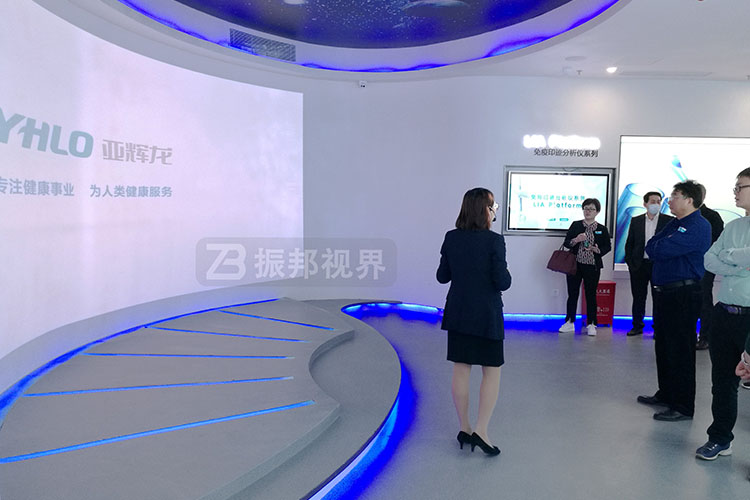 企業(yè)展廳弧幕投影互動裝置