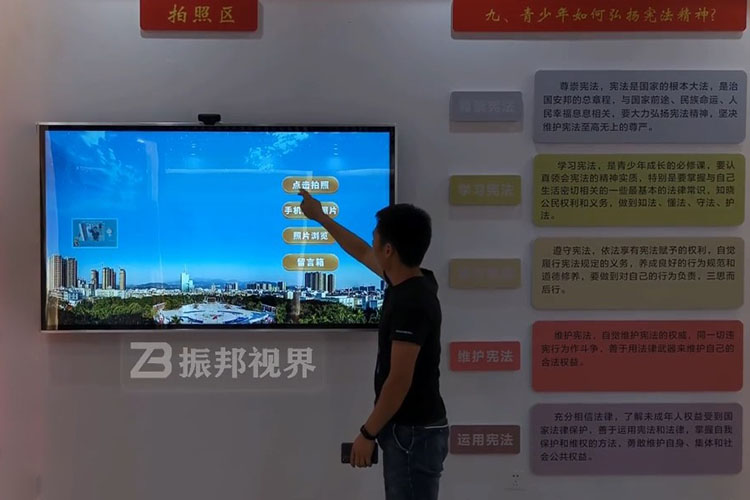 雙屏聯(lián)動拍照裝置